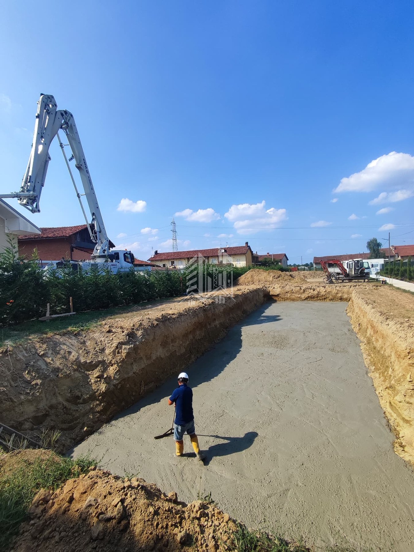 Piscina in casseri isolanti — oltre 25 metri — Getto del magrone di fondo