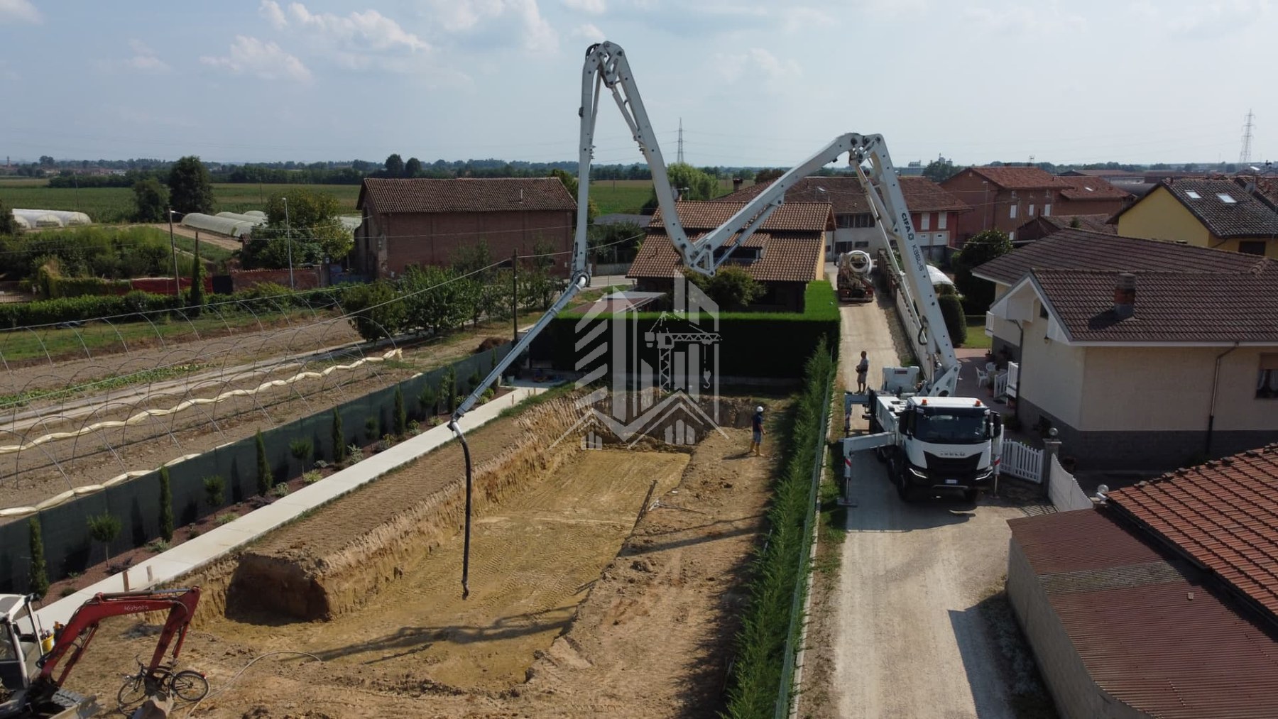 Piscina in casseri isolanti — oltre 25 metri — Autopompa in opera per il getto