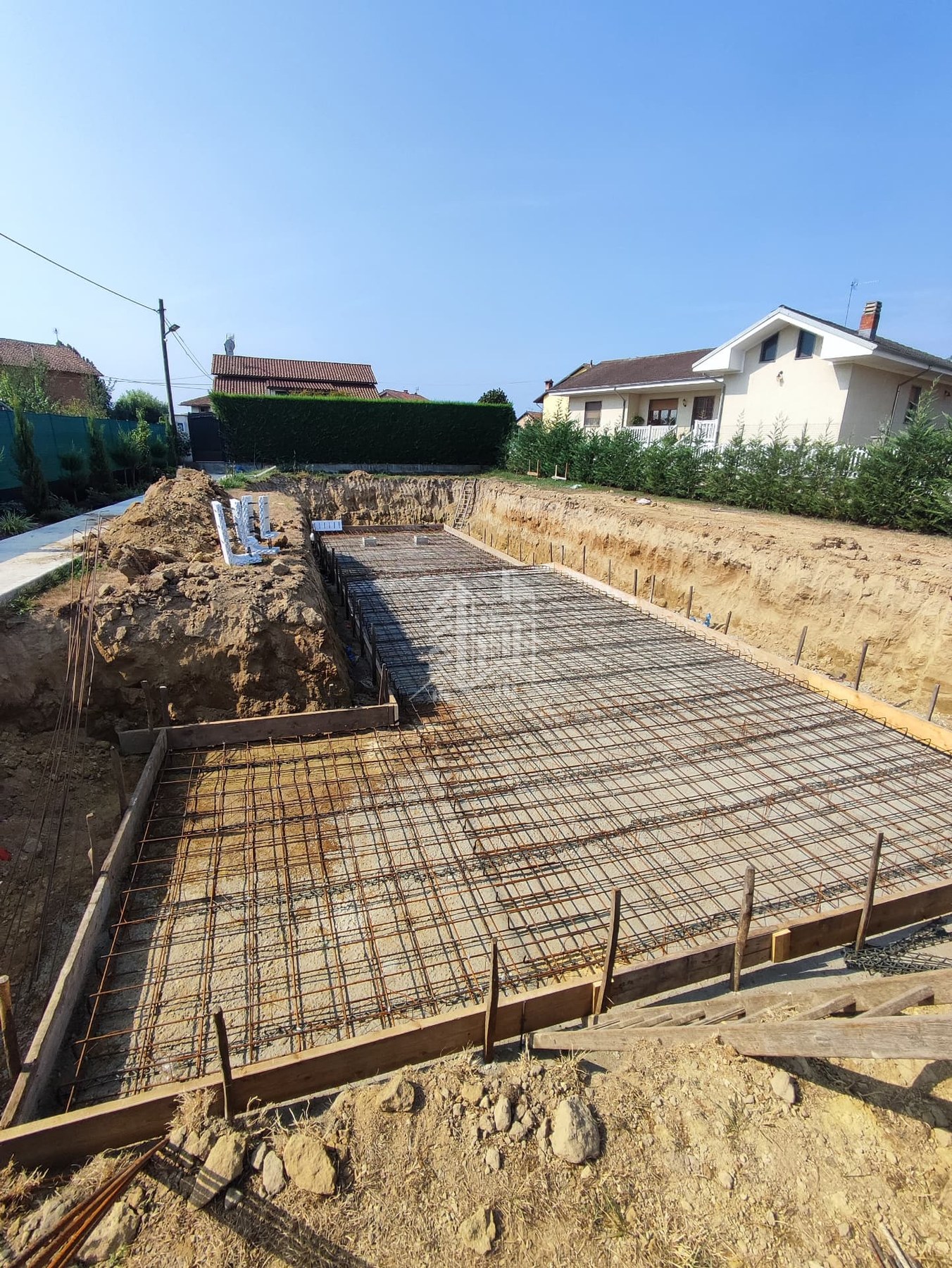 Piscina in casseri isolanti — oltre 25 metri — Armatura della platea in ferro