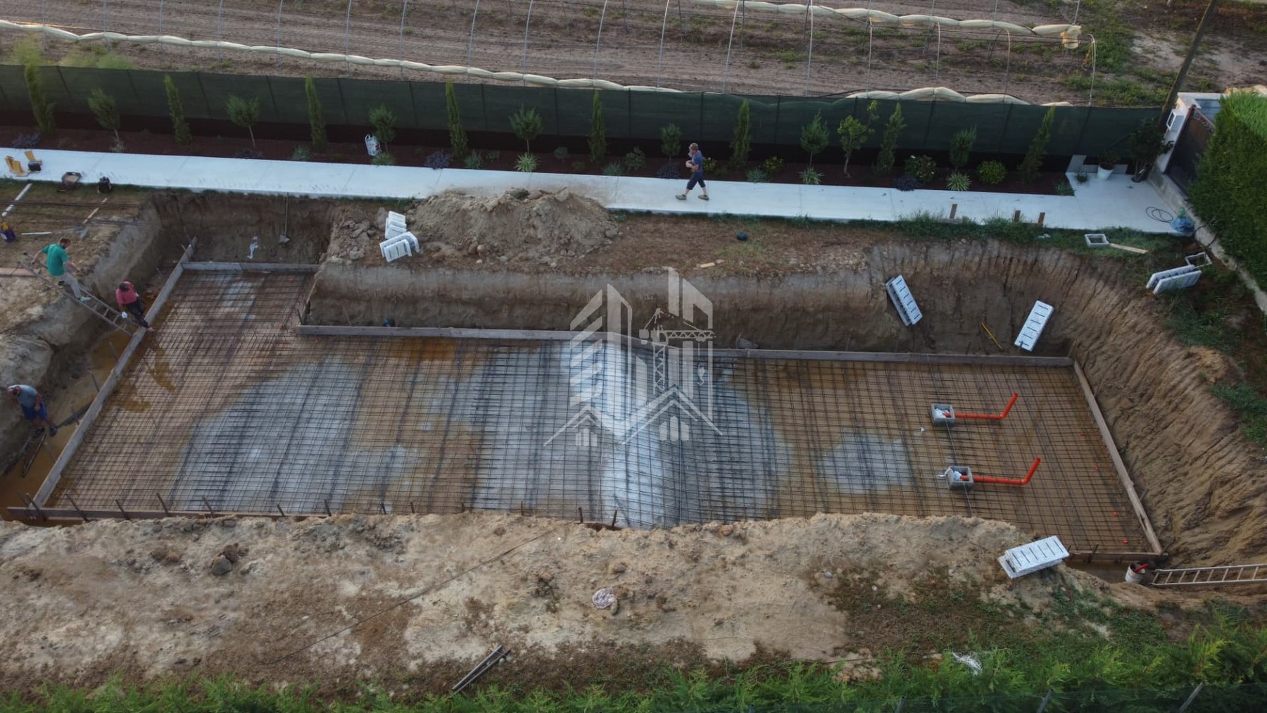 Piscina in casseri isolanti — oltre 25 metri — Platea armata pronta per il getto, vista dall'alto