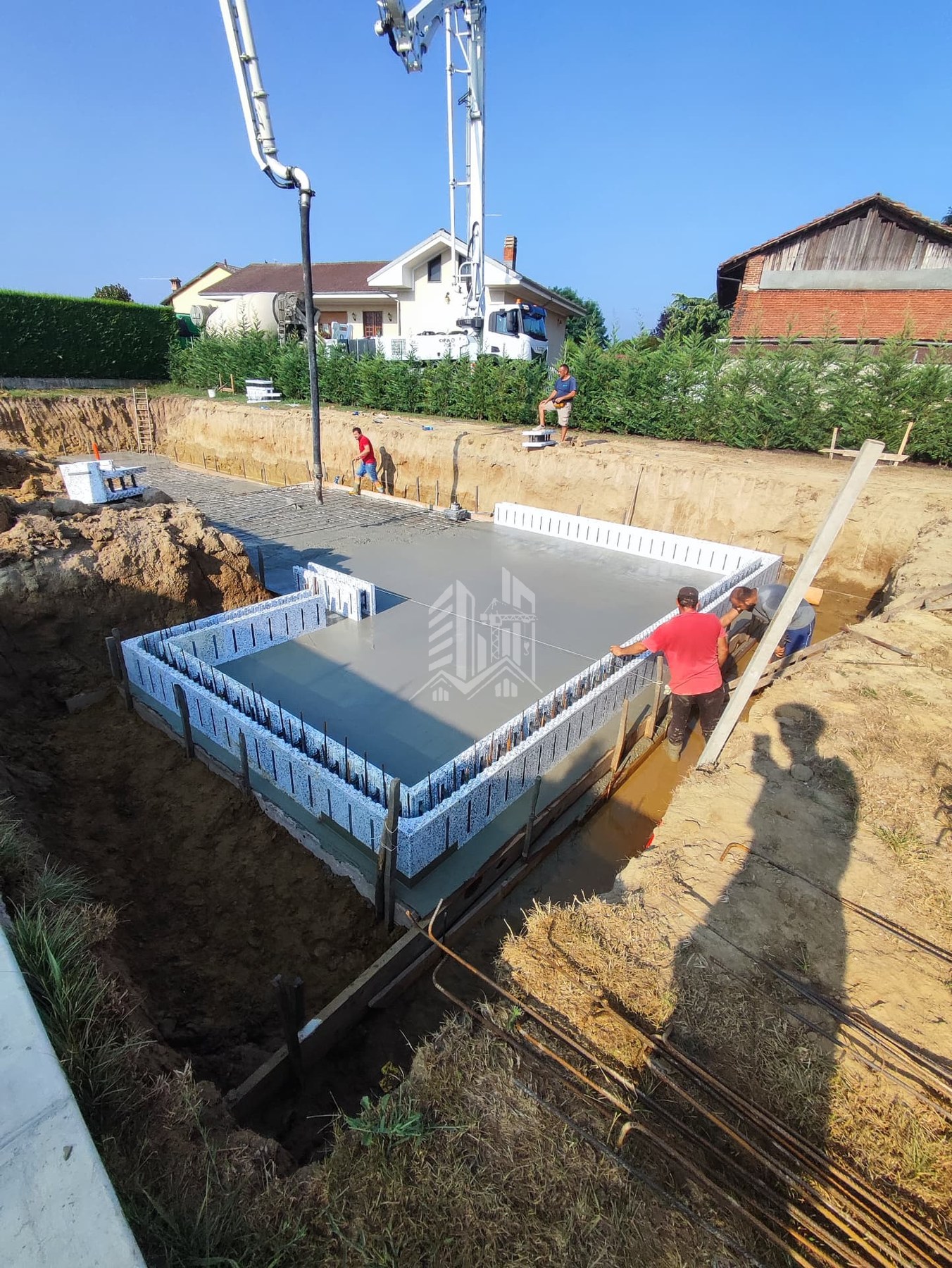 Piscina in casseri isolanti — oltre 25 metri — Getto della platea e posa dei primi blocchi