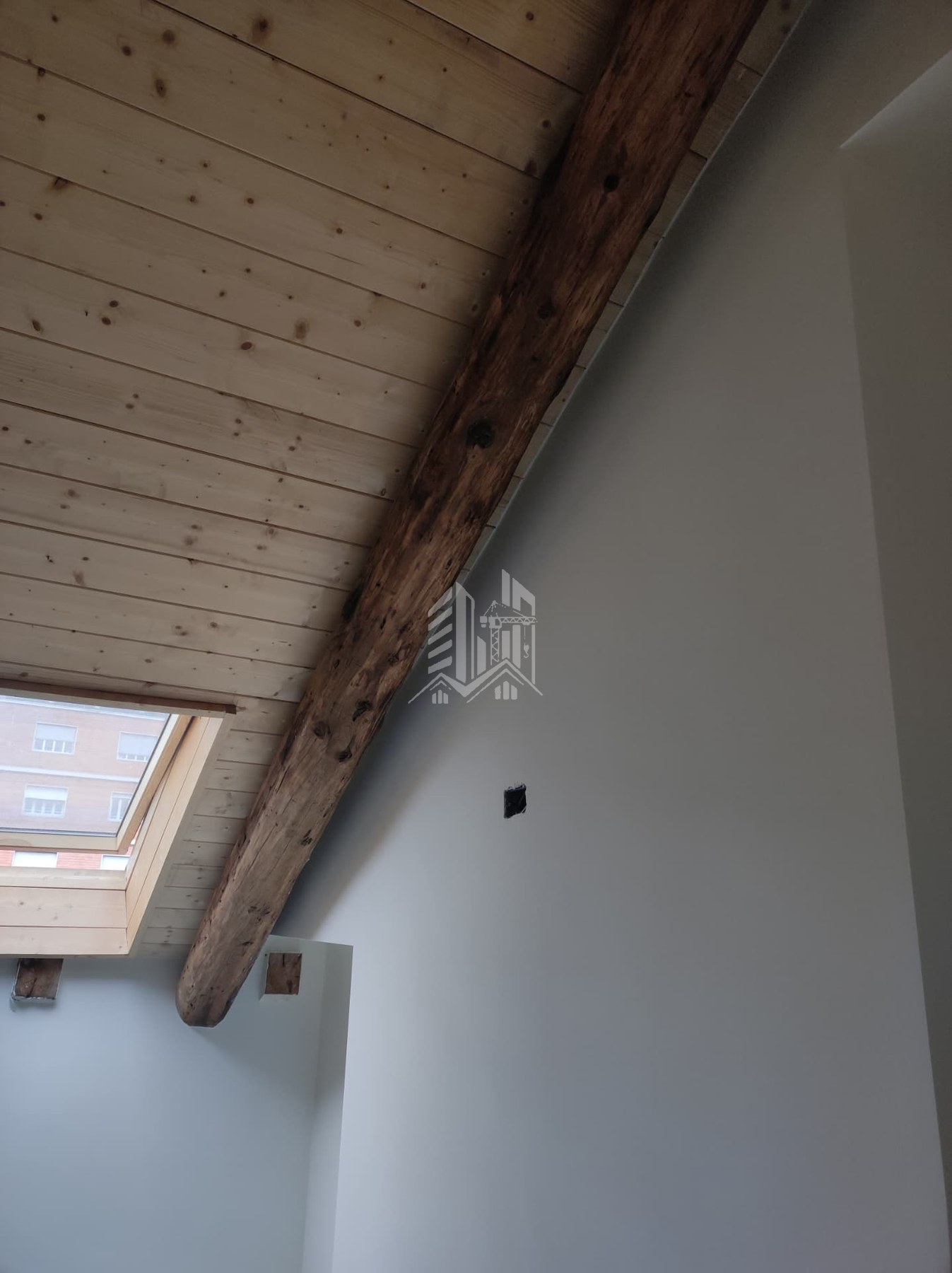 Corso Re Umberto — Dettaglio del soffitto in legno finito con nuovo lucernario