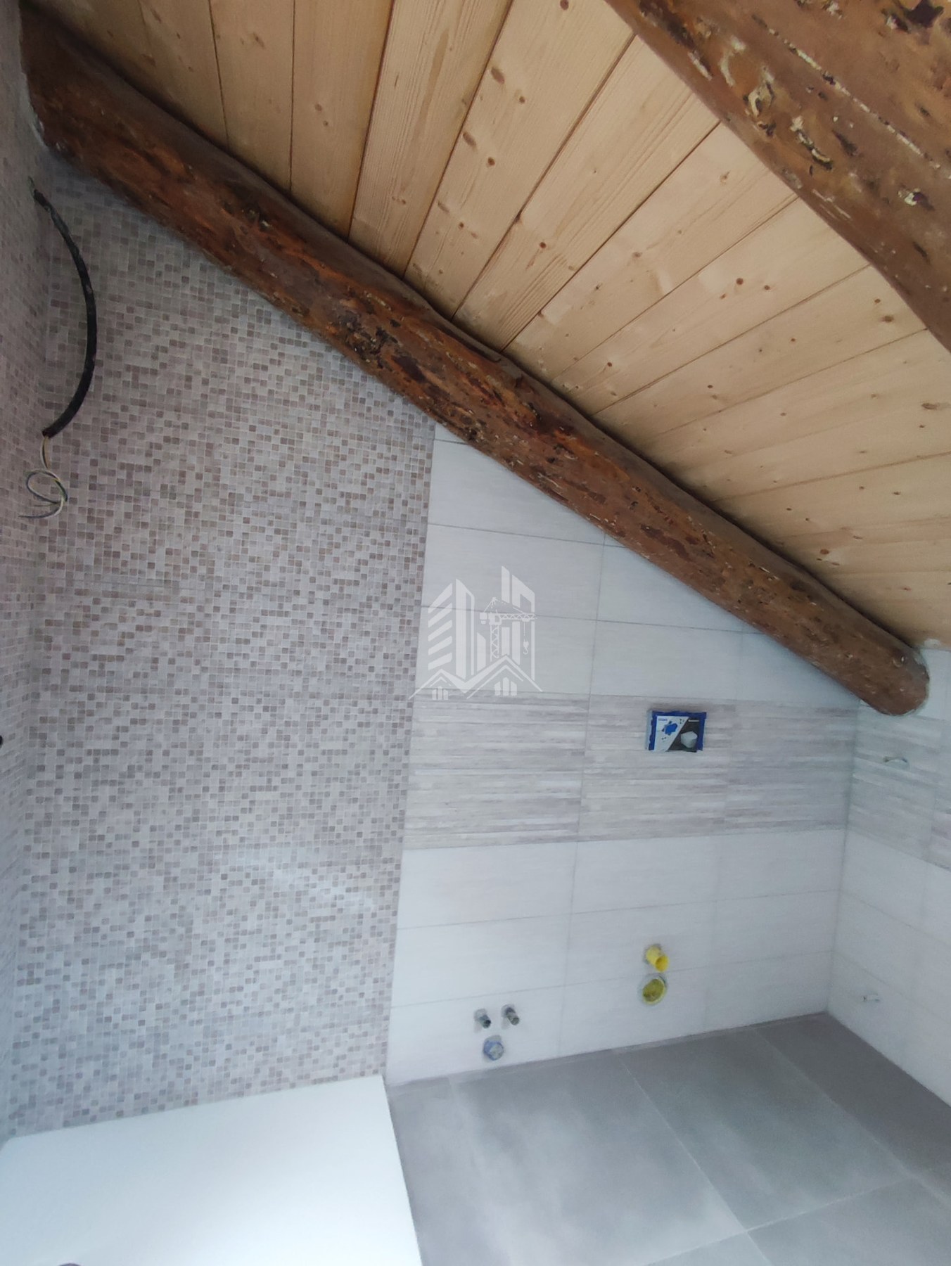 Corso Re Umberto — Nuovo bagno piastrellato con mosaico e travi a vista