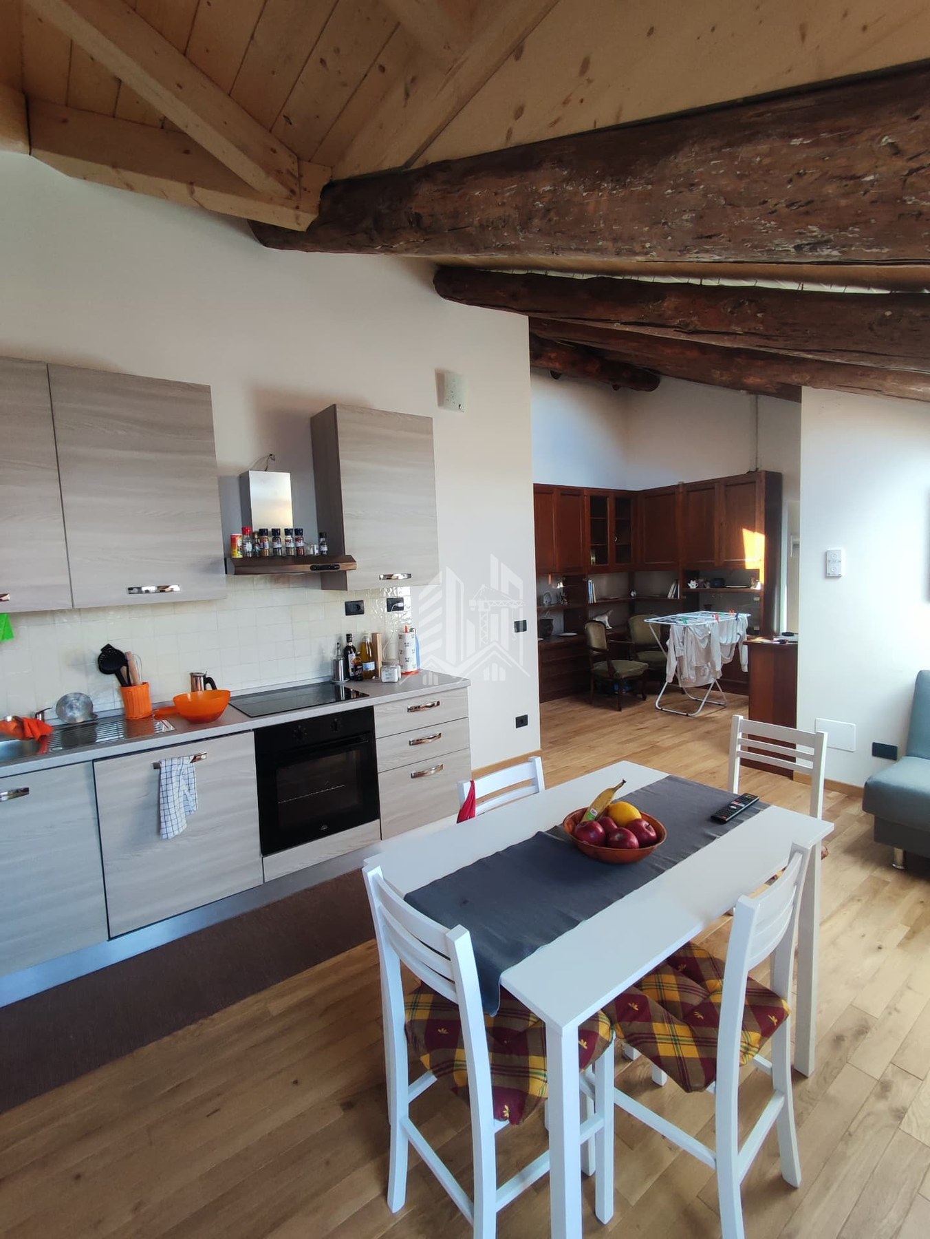 Corso Re Umberto — Cucina e zona pranzo finite con parquet e soffitto in legno