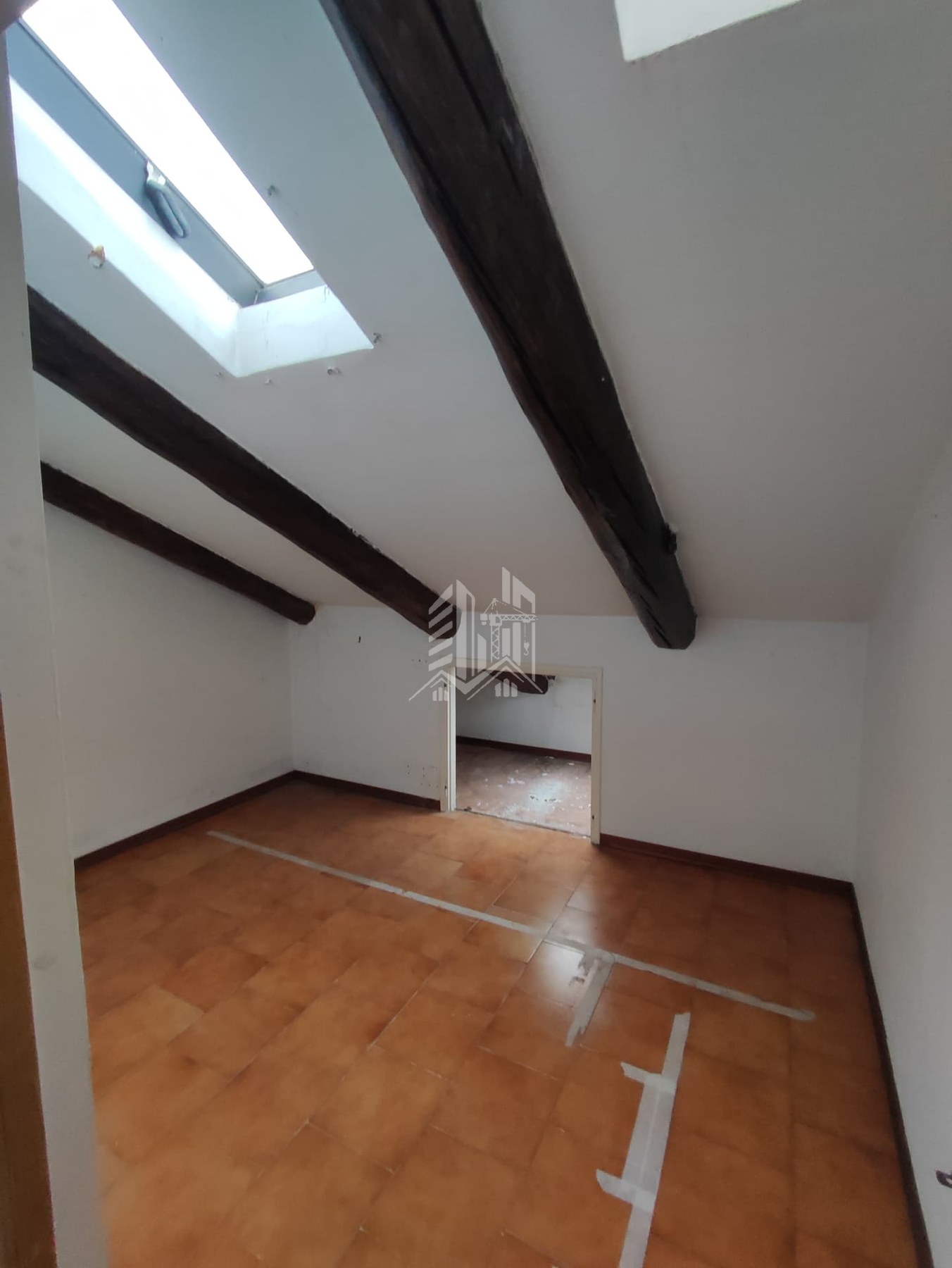 Corso Re Umberto — Prima — sottotetto esistente con travi in legno e vecchio lucernario