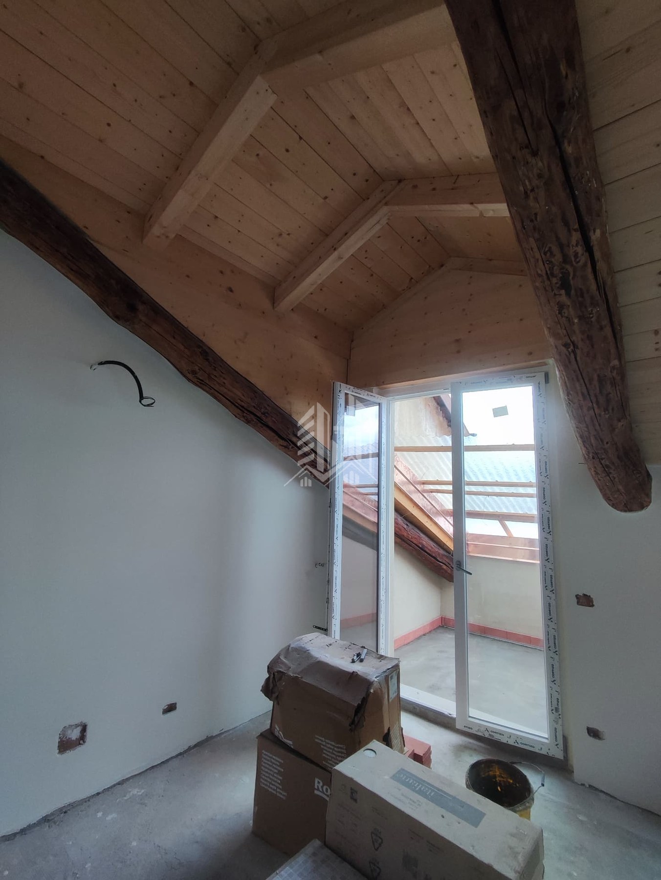 Corso Re Umberto — Camera con soffitto in legno a vista e nuova portafinestra