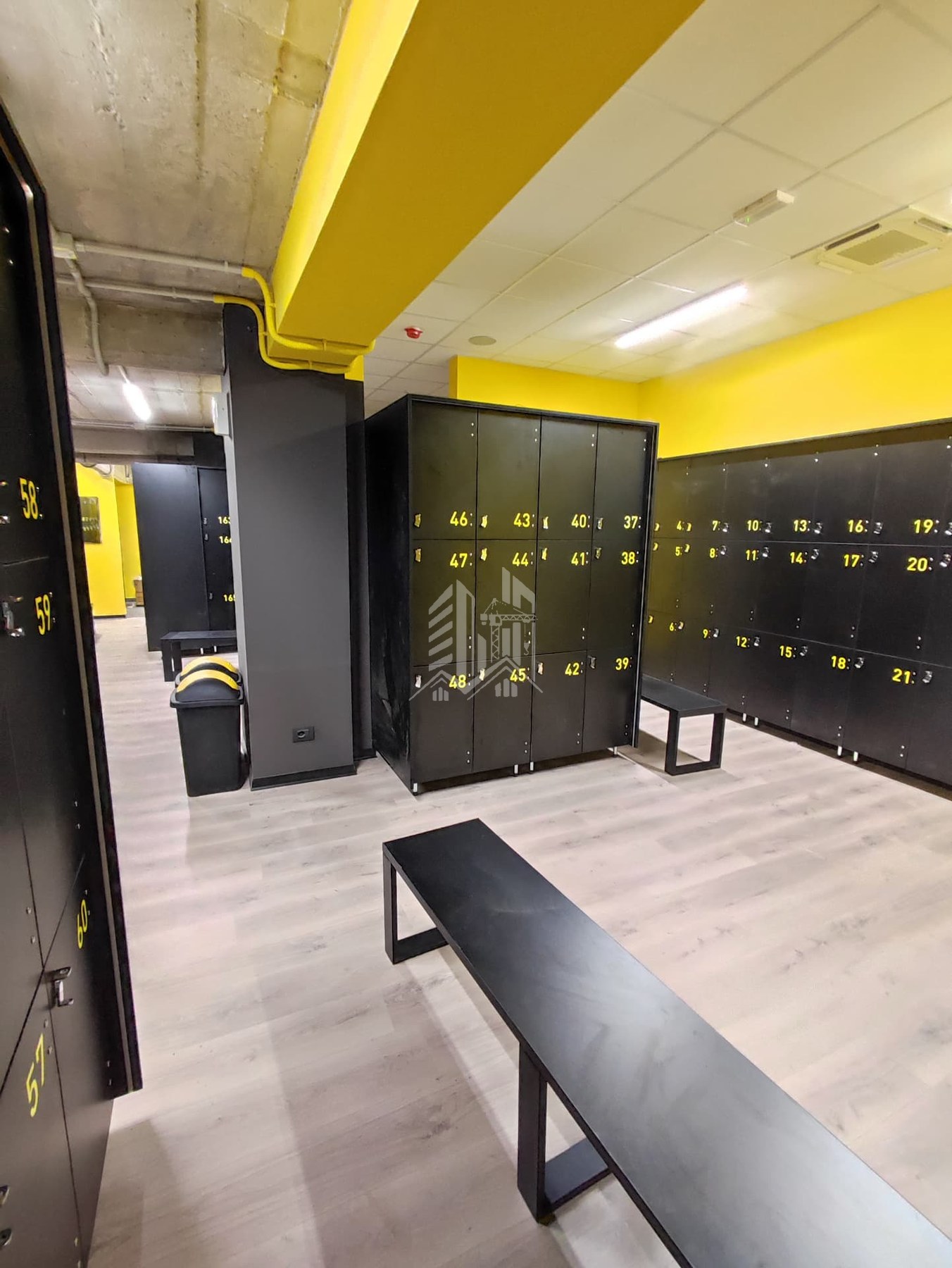 Palestra Centro SNOS — Spogliatoi completati con armadietti e parquet