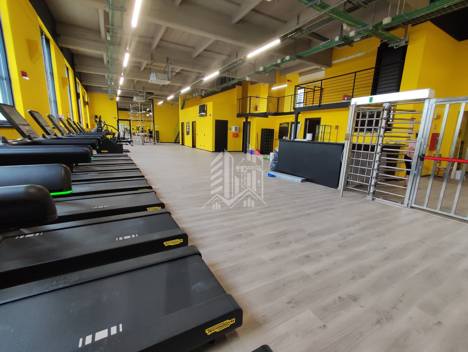 Palestra Centro SNOS — Area cardio finita con reception e tornelli d'ingresso