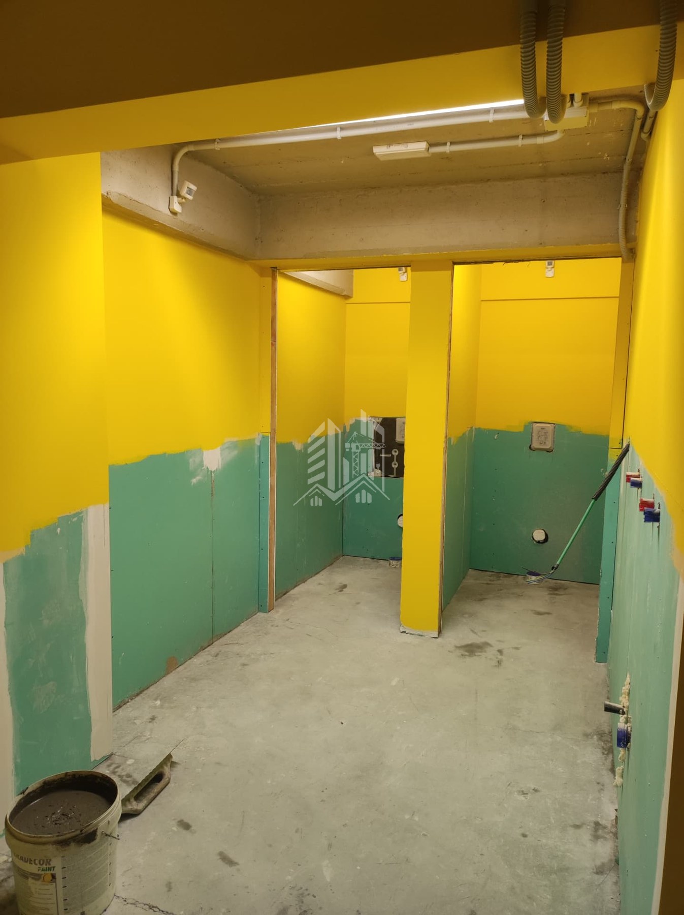 Palestra Centro SNOS — Servizi igienici in fase di verniciatura