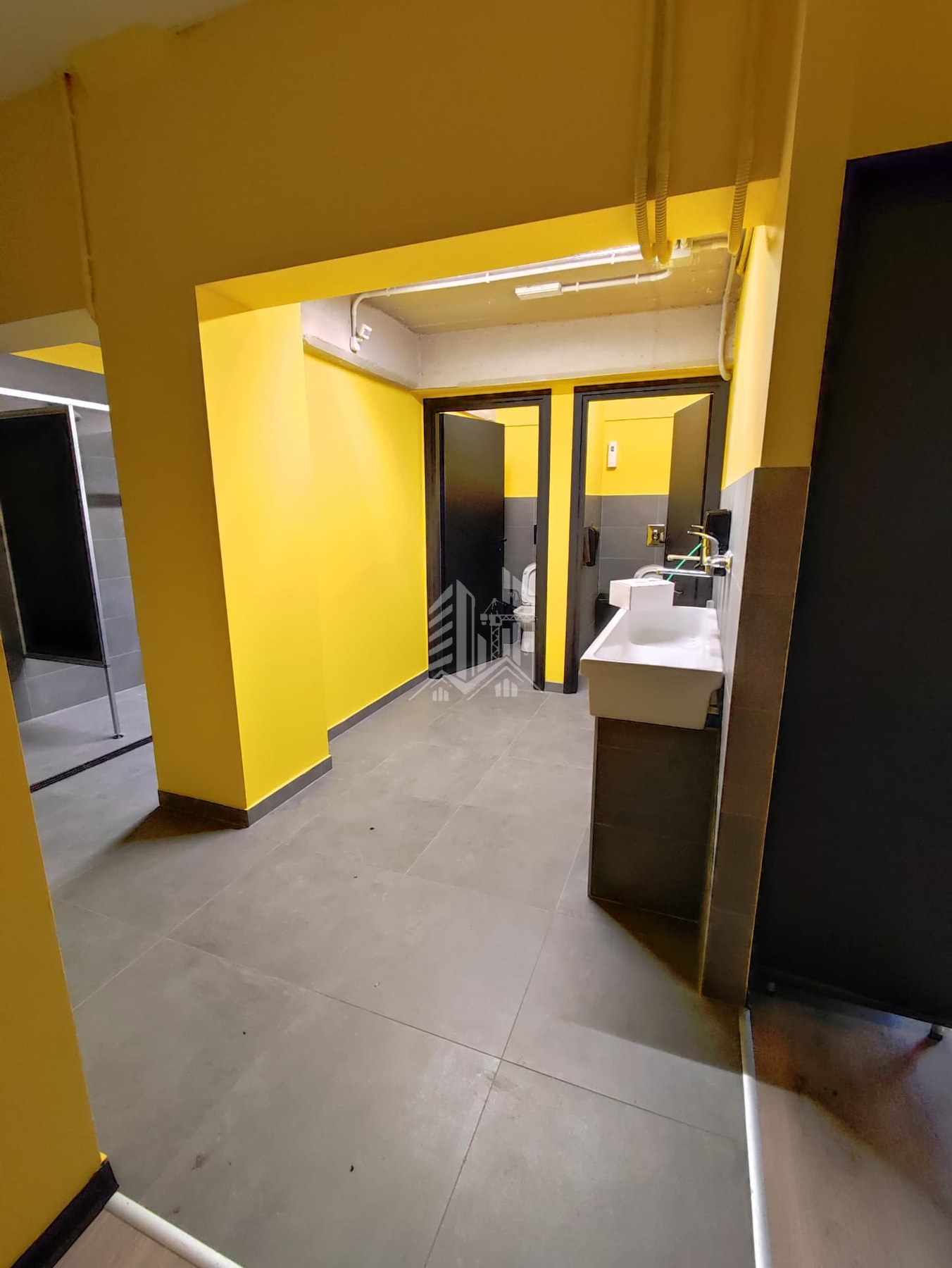 Palestra Centro SNOS — Bagni finiti con piastrelle e verniciature complete