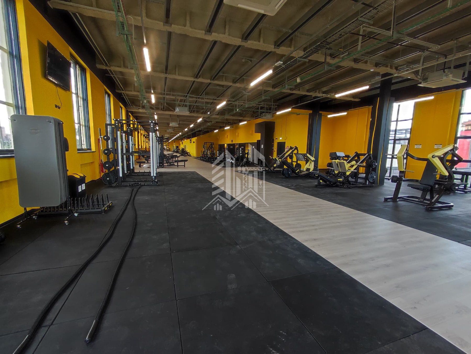 Palestra Centro SNOS — Sala attrezzi finita con pavimento gommato e parquet