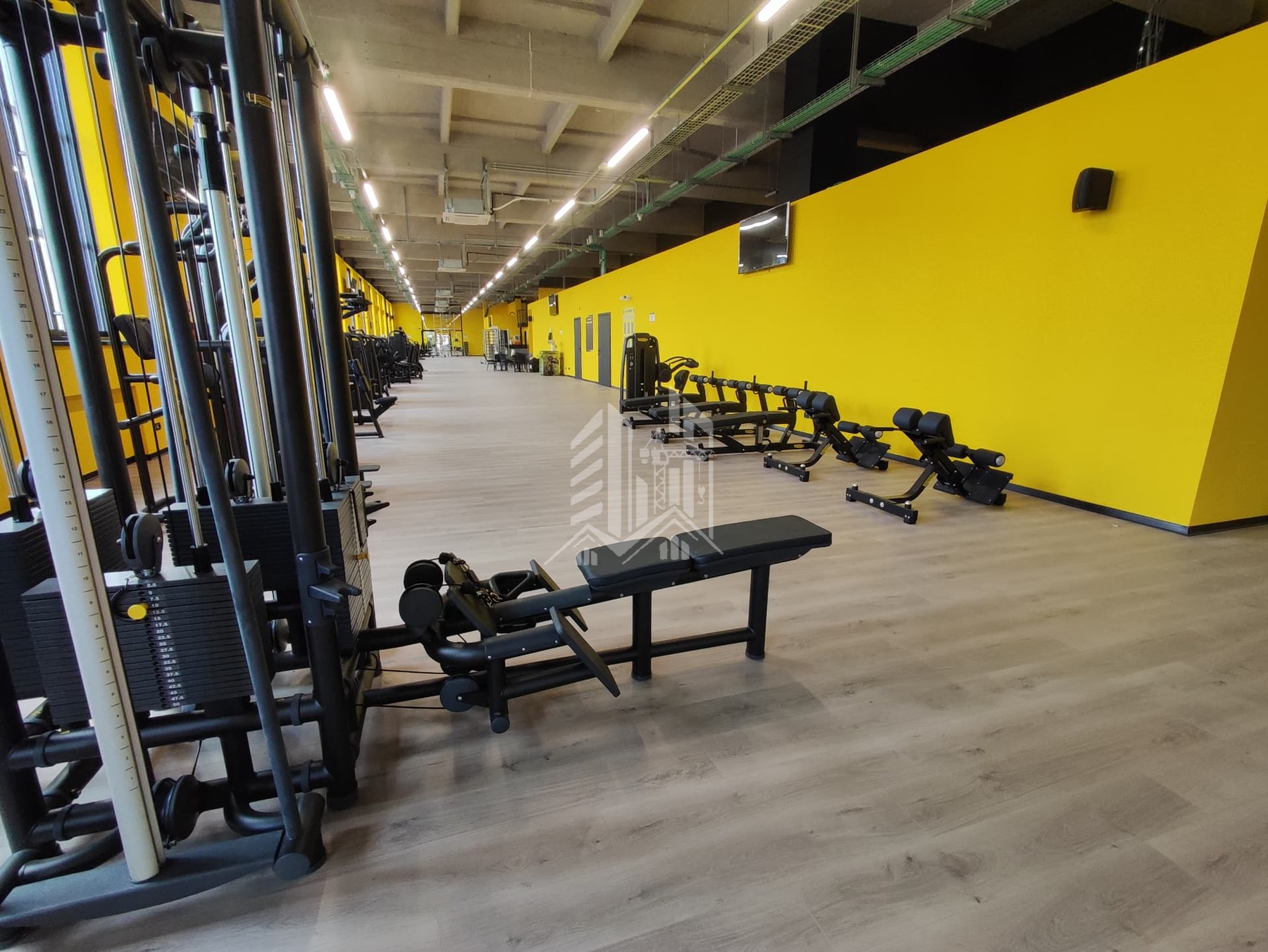 Palestra Centro SNOS — Zona macchine finita con parquet e pareti verniciate