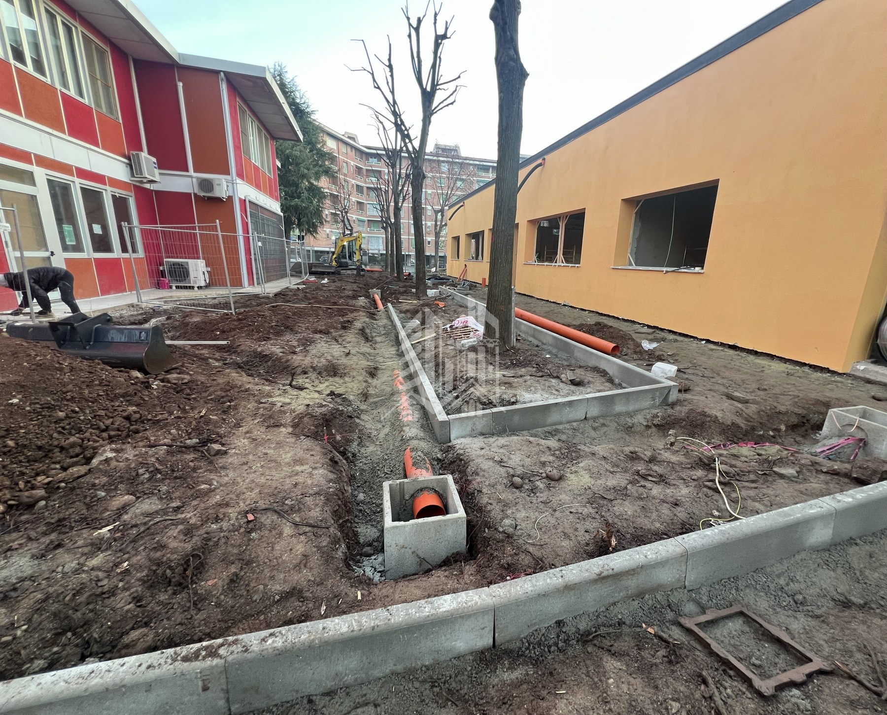 Area sportiva — Piossasco — Realizzazione dei sottoservizi e posa dei cordoli lungo gli edifici sportivi