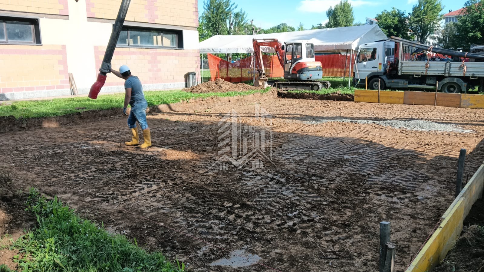 Tettoia in legno — Collegno (TO) — Preparazione del piano di posa e getto del magrone
