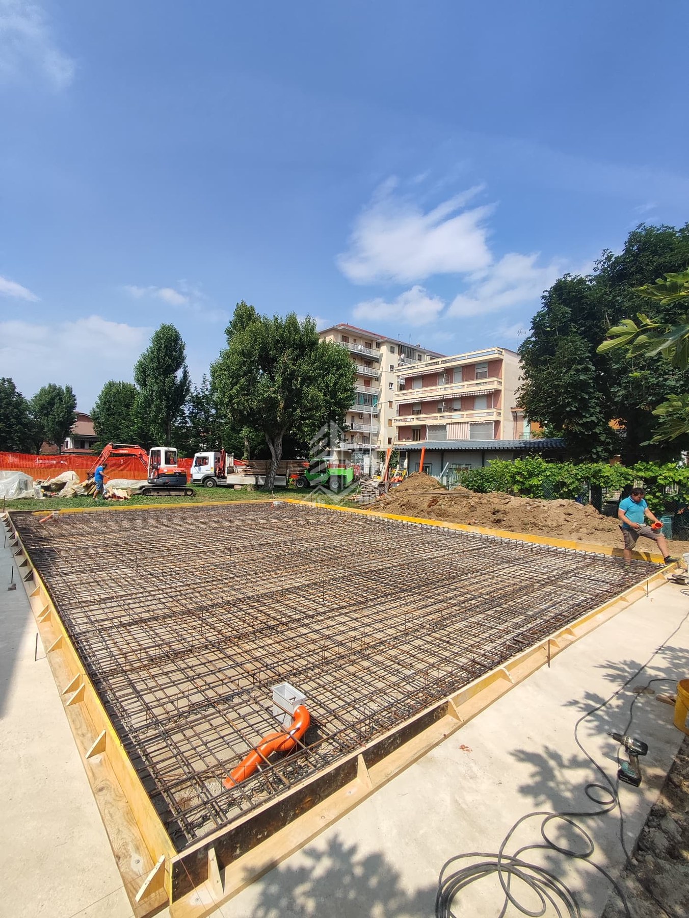 Tettoia in legno — Collegno (TO) — Armatura della platea e predisposizione degli scarichi