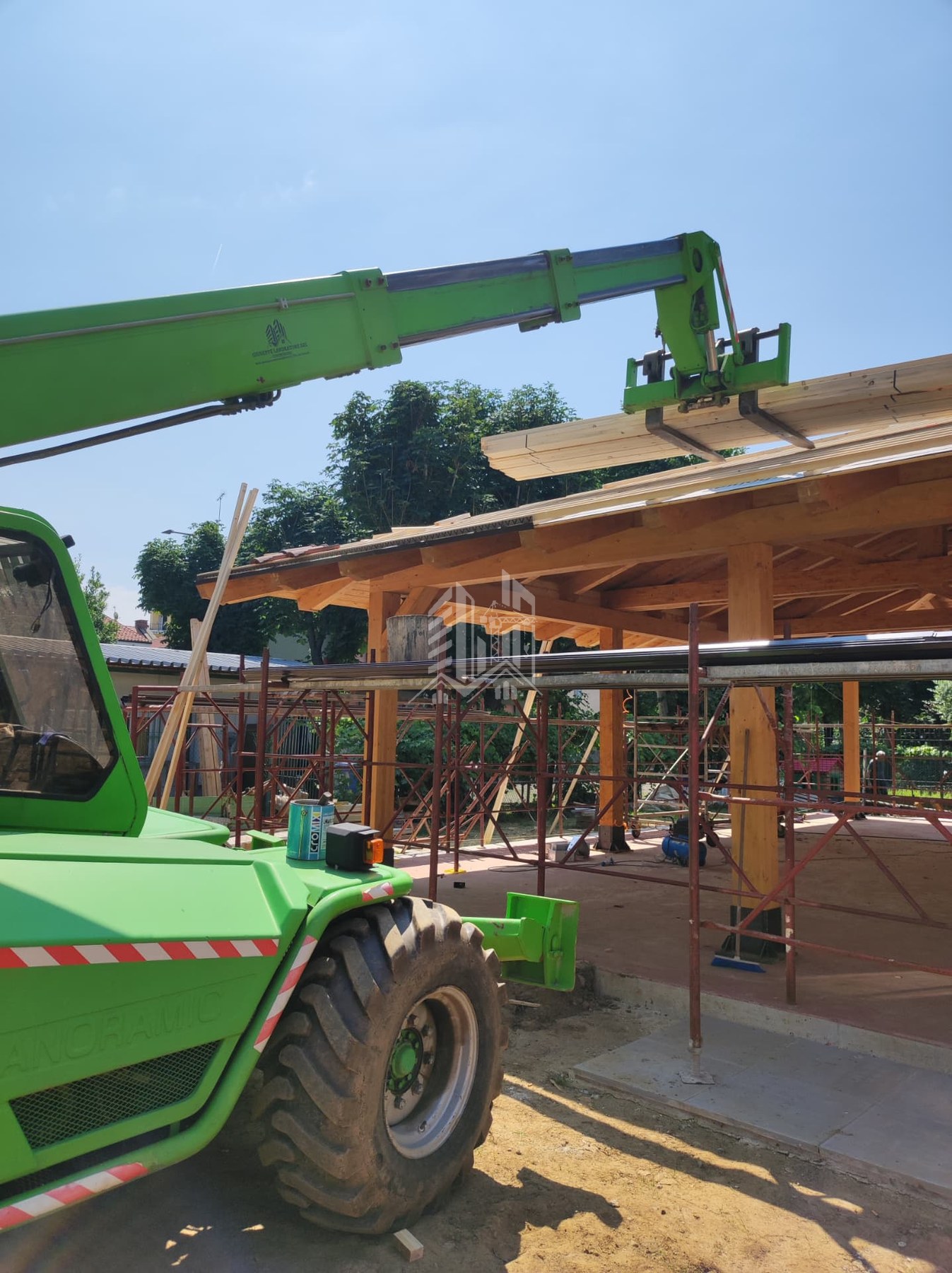 Tettoia in legno — Collegno (TO) — Posa delle travi e dell'orditura di copertura con il nostro sollevatore telescopico