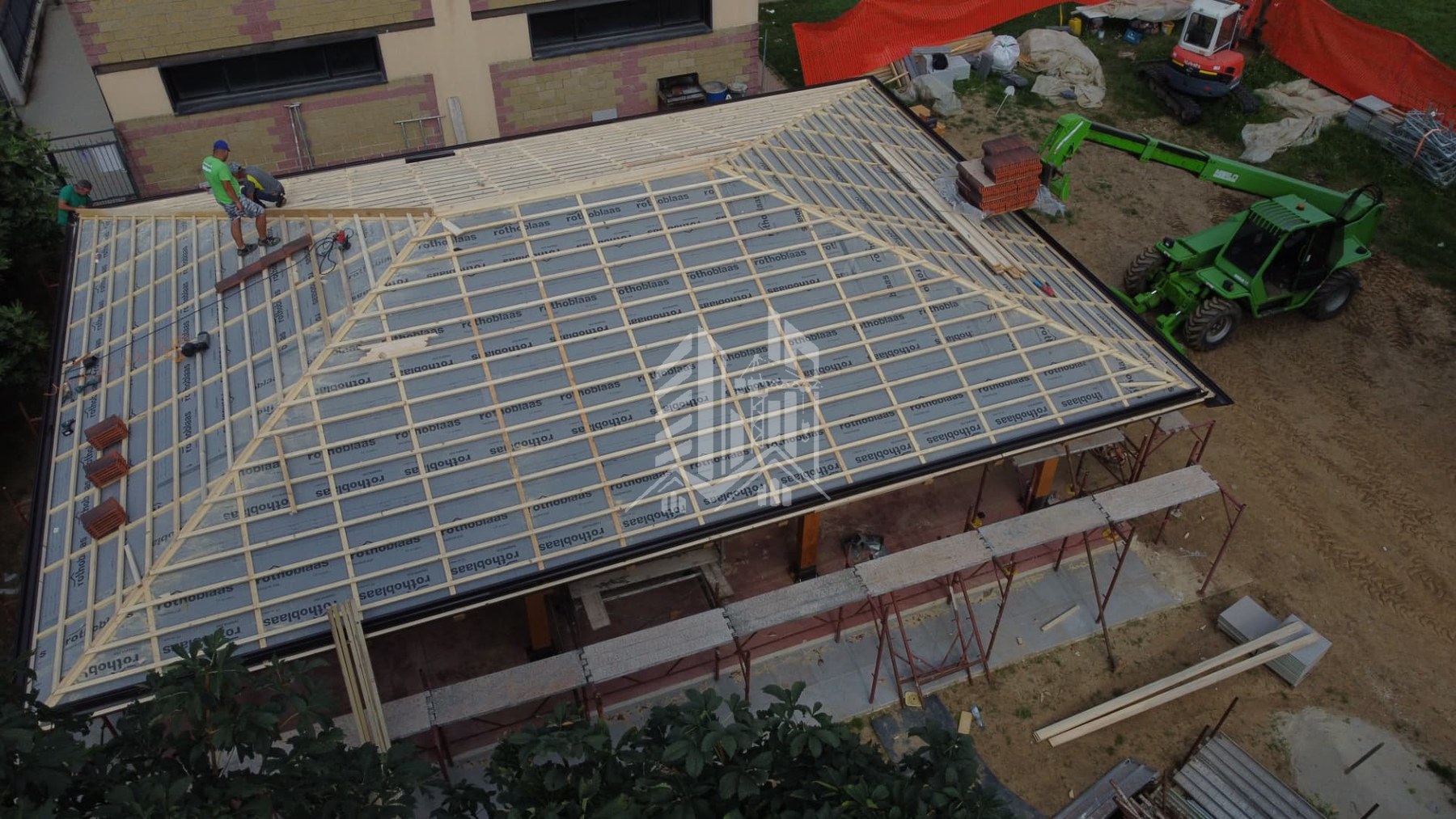 Tettoia in legno — Collegno (TO) — Realizzazione del pacchetto di copertura con telo traspirante e listellatura