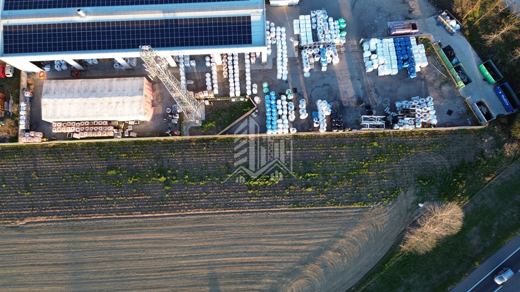 Ampliamento area industriale — Area prima dell'intervento — vista aerea del piazzale esistente
