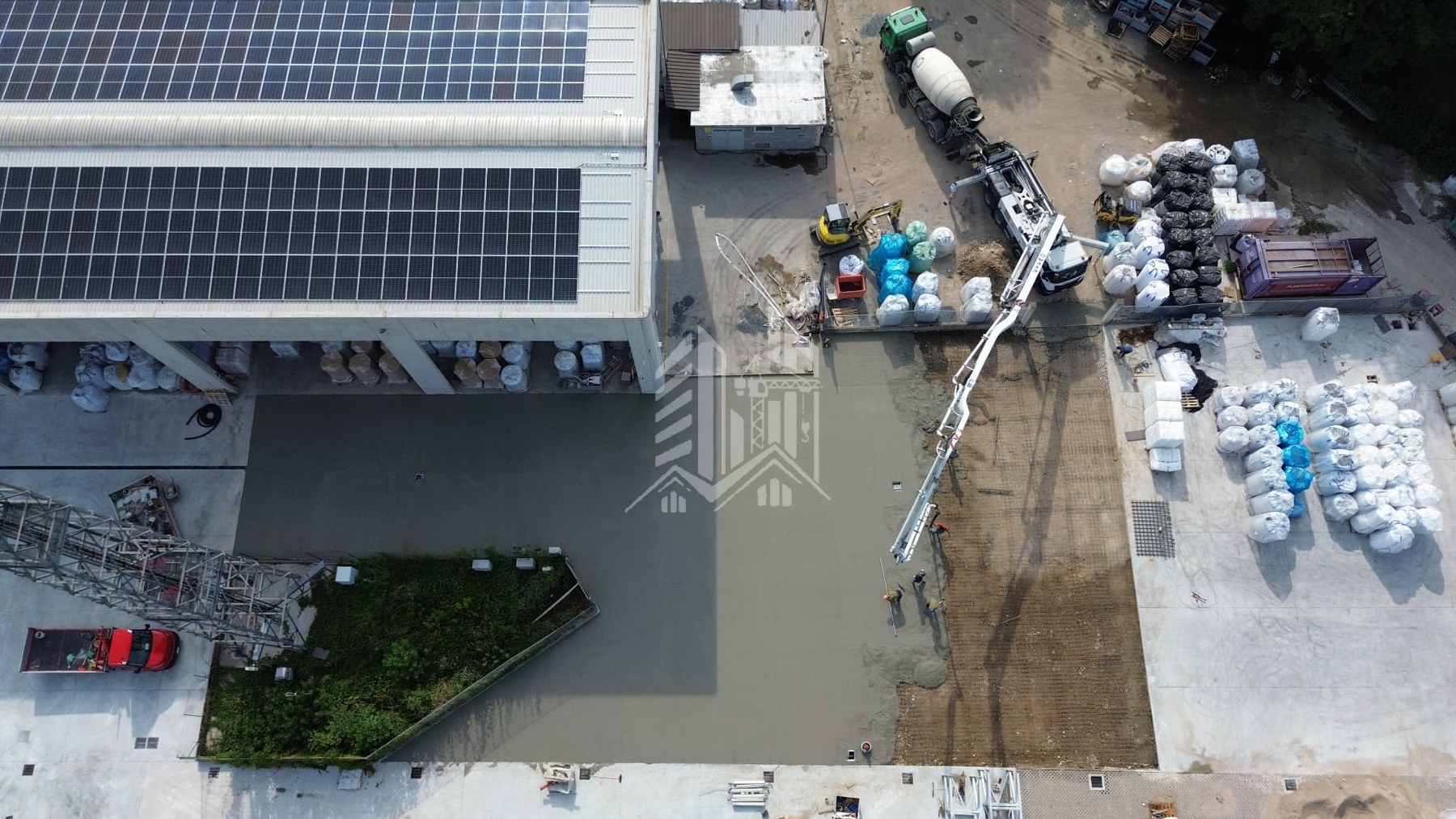 Ampliamento area industriale — Stesura del calcestruzzo nell'area di collegamento tra i piazzali