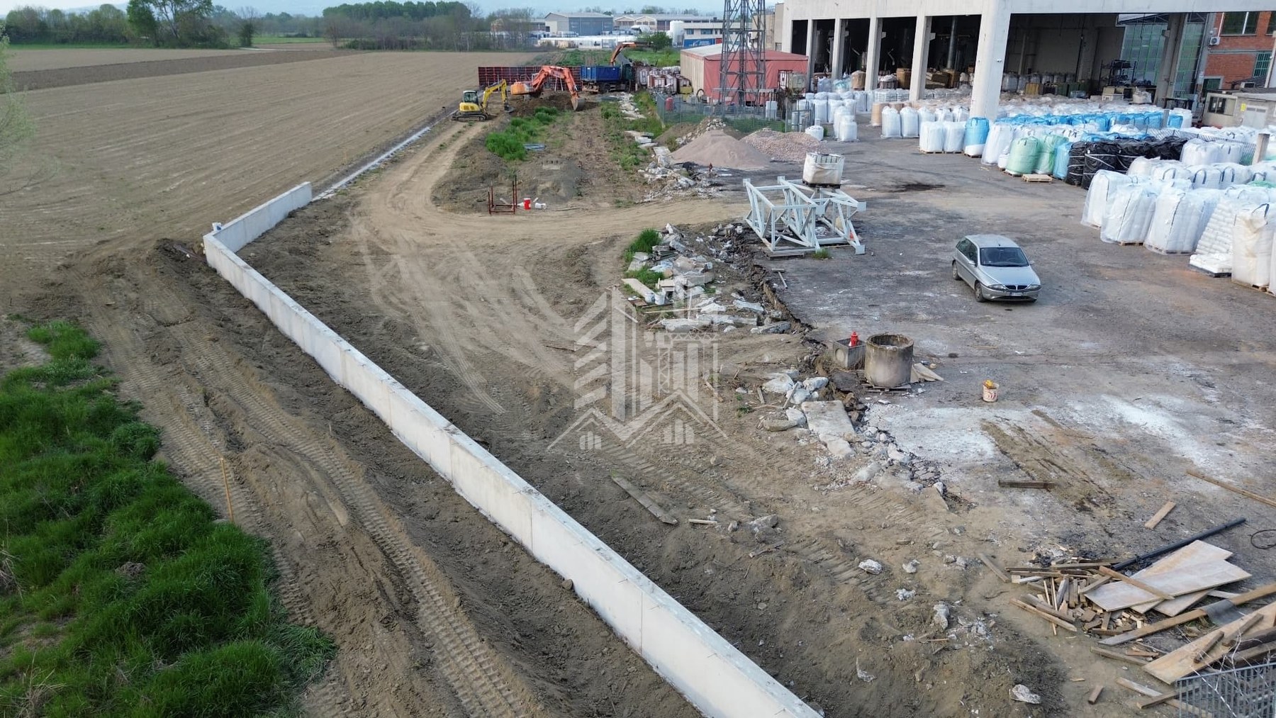 Ampliamento area industriale — Movimento terra e realizzazione del muro di recinzione perimetrale