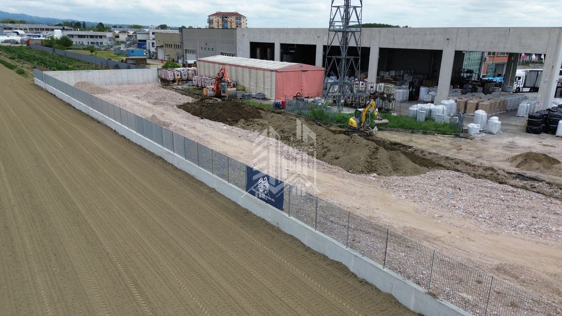 Ampliamento area industriale — Muro di recinzione completato con oltre 150 ml e posa della rete
