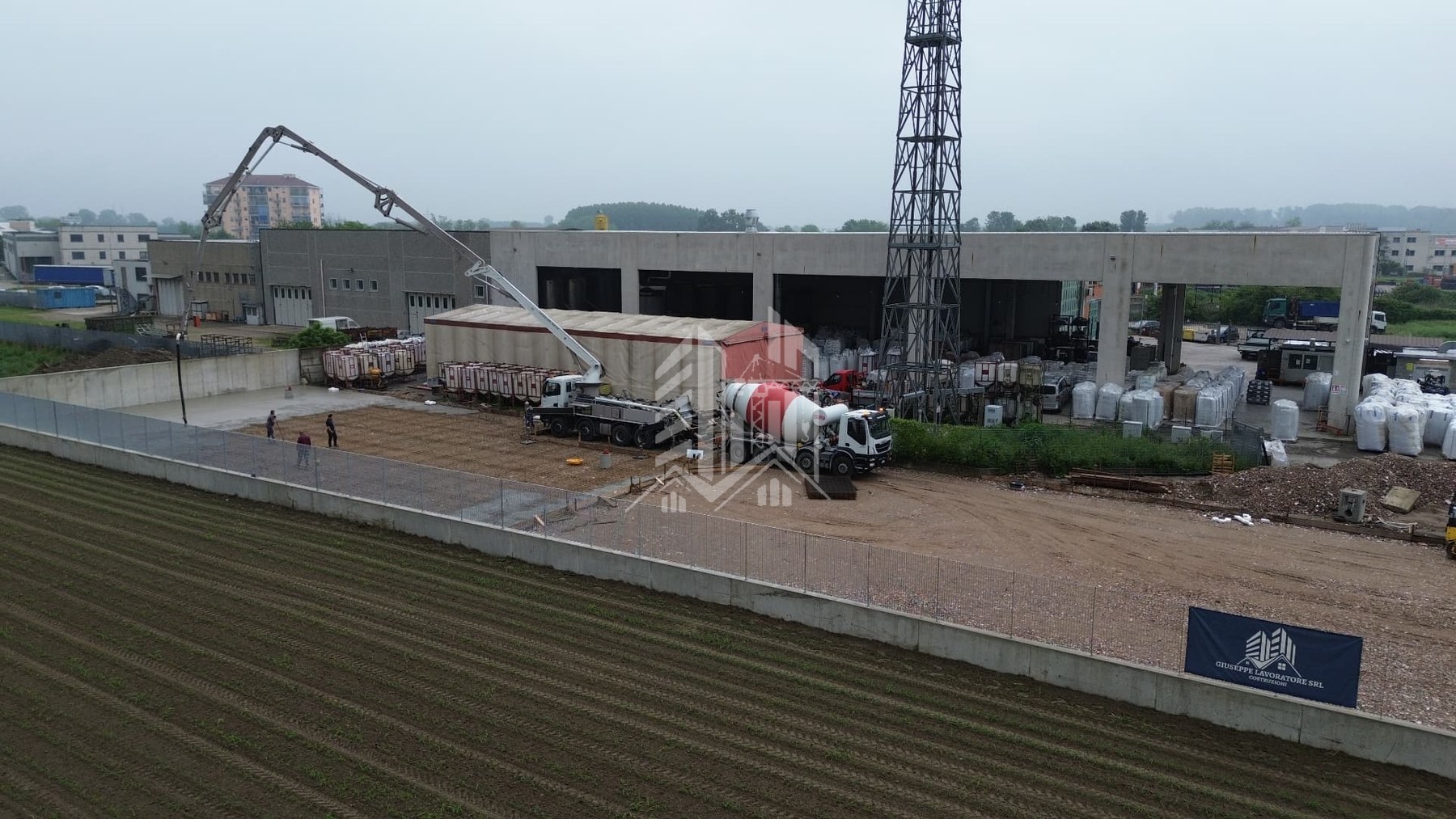 Ampliamento area industriale — Getto della prima porzione di platea in calcestruzzo industriale