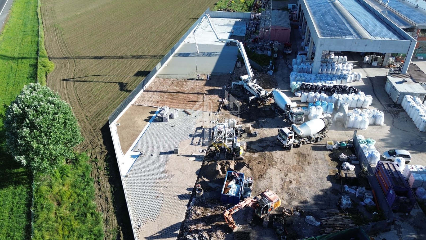 Ampliamento area industriale — Posa della rete elettrosaldata e getto con autopompa