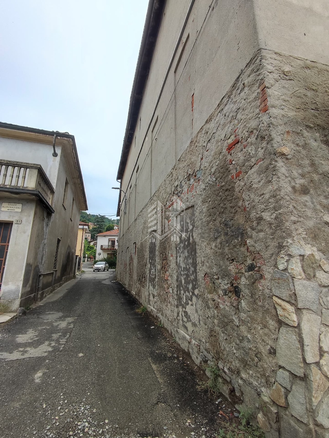 Via Pescatori — Stato di fatto del muro con intonaco ammalorato