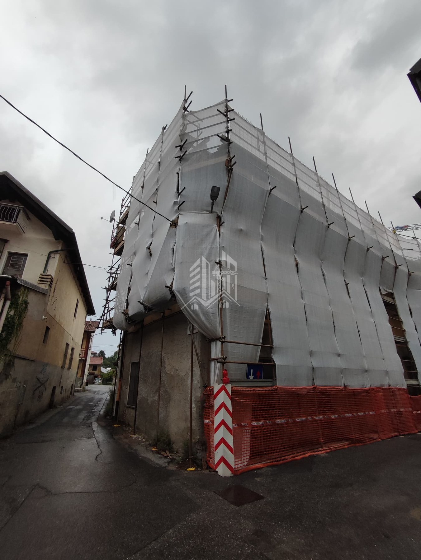 Via Pescatori — Edificio completamente incapsulato con teli di protezione