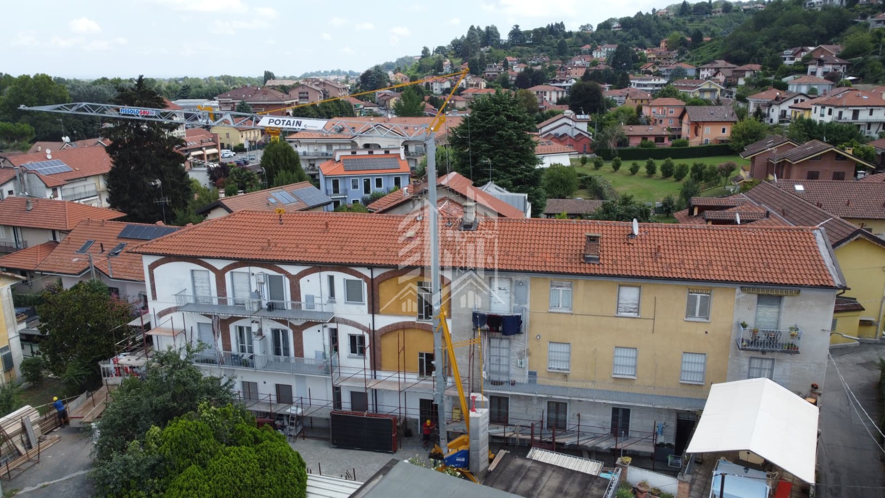 Via Pescatori — Prima — edificio con la copertura originale e gru di cantiere montata