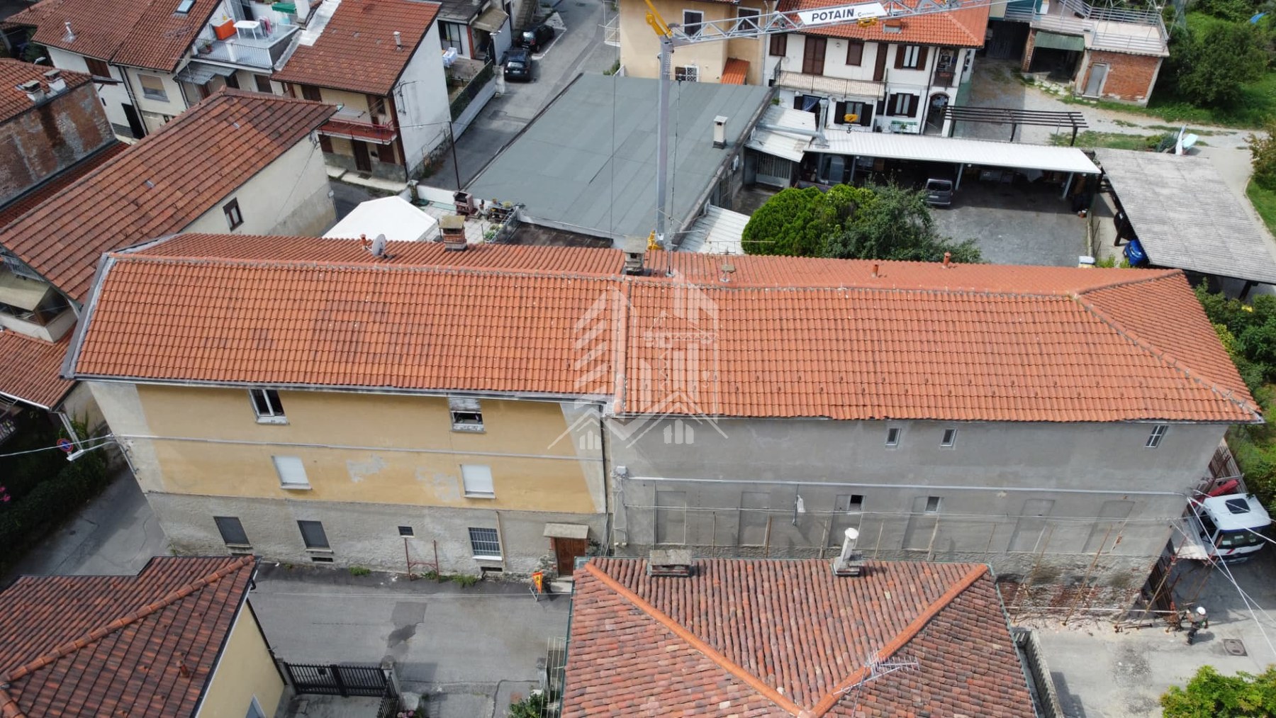 Via Pescatori — Vista dall'alto del manto in coppi esistente