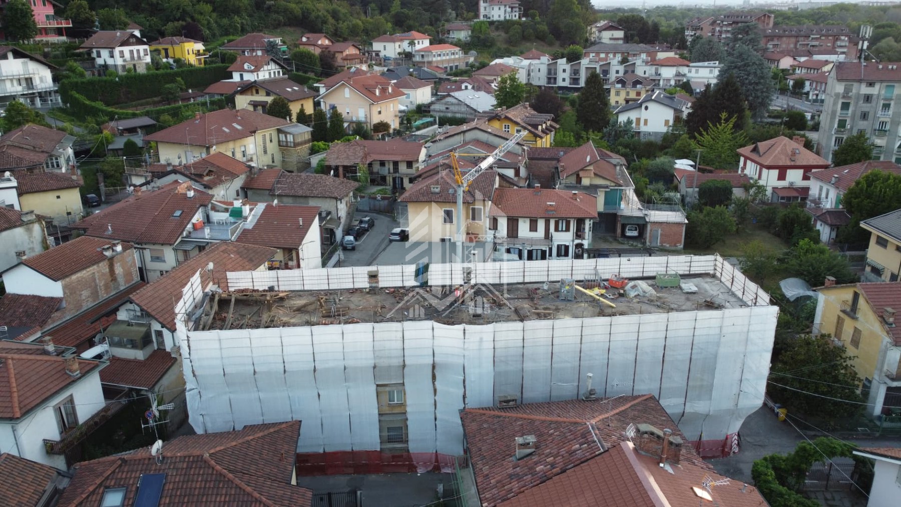 Via Pescatori — Ponteggio completo con teli e smontaggio del manto in corso