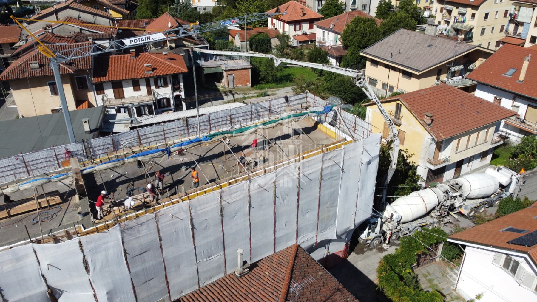 Via Pescatori — Getto del cordolo in cemento armato con autobetoniera e pompa